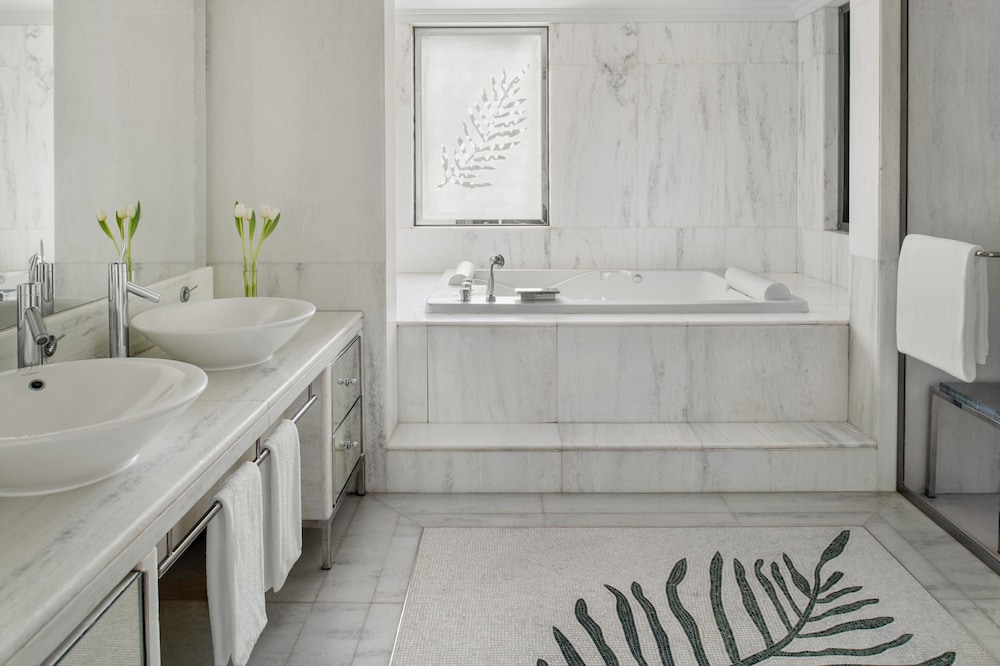 Royal Suite, 1 King Bed, Jetted Tub (Club Floor) - Photo 4