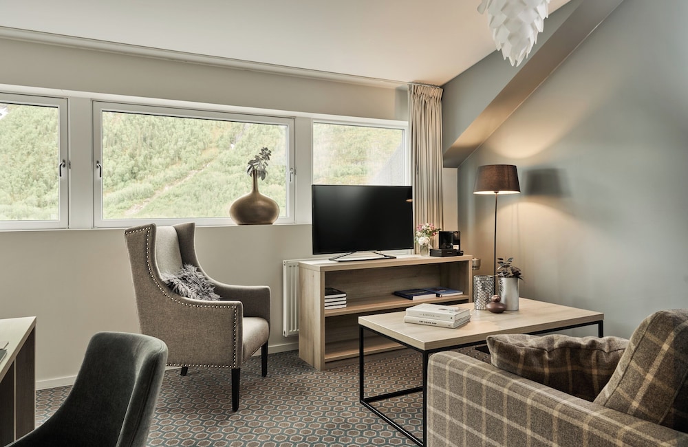 Suite (Modern) photo 1