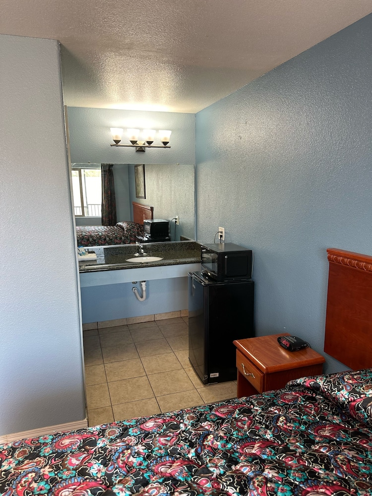 Room, 1 King Bed, Non Smoking photo 3