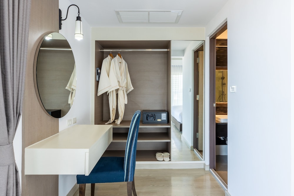 Suite, 1 King Bed (Ocean) - Photo 6