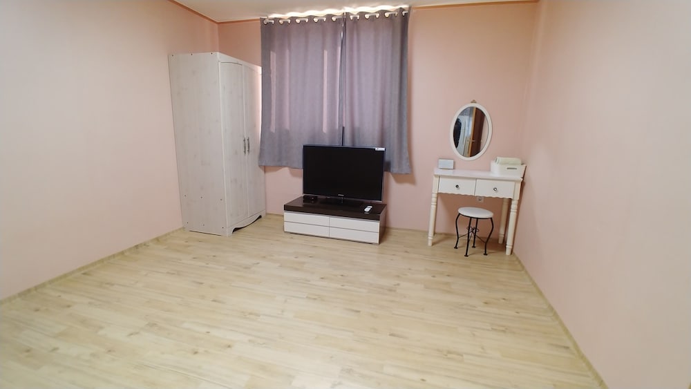 Pearl (102) photo 1