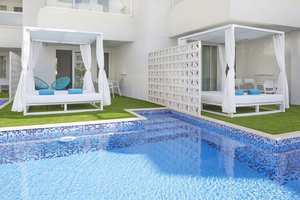Swim Up Suite
