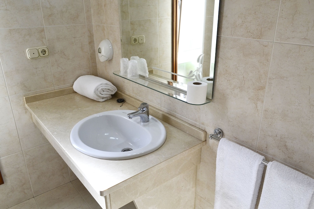 Superior Double Room, Partial Sea View - Photo 9