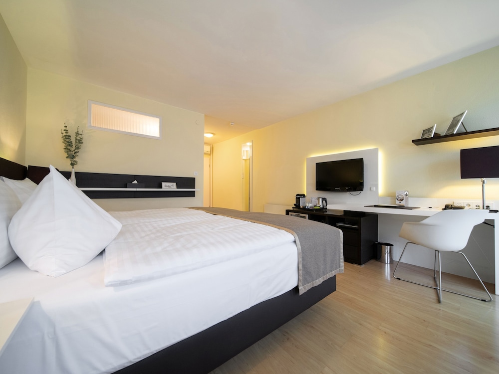 Deluxe Double or Twin Room, Non Smoking (partially with Balcony ) photo 2