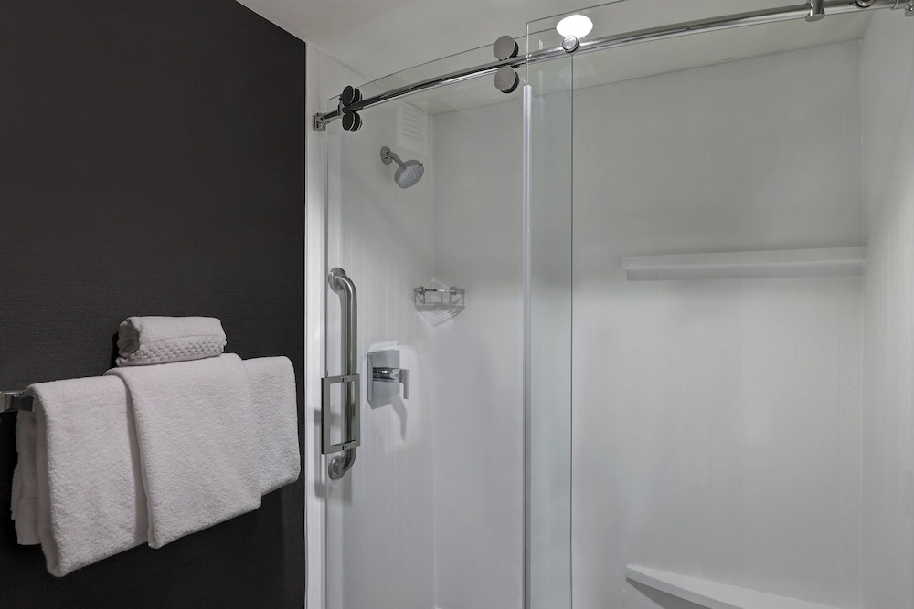 Room, 1 King Bed with Sofa bed (Hearing Accessible) - Photo 2