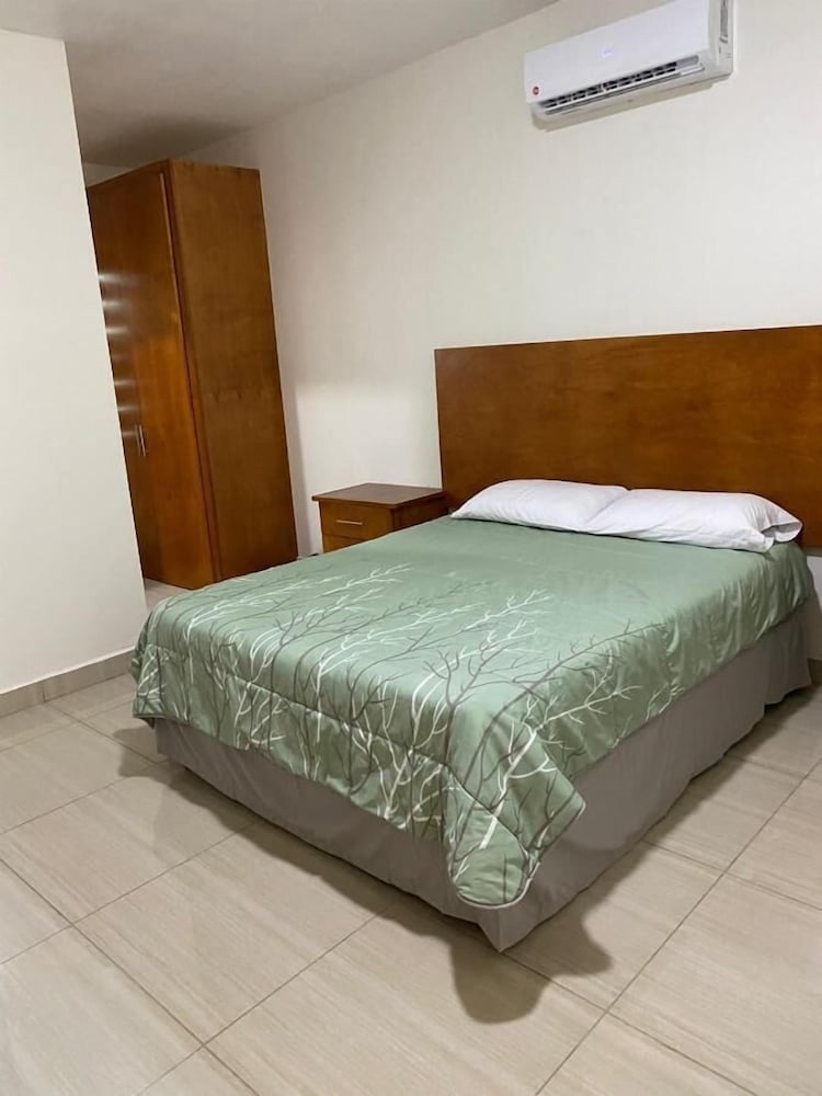 Business Suite, 1 Queen Bed, Non Smoking photo 1