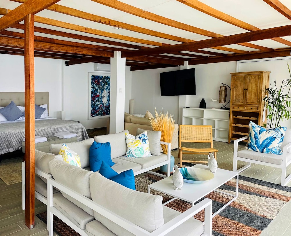 Presidential Studio Suite, 1 Bedroom, Refrigerator & Microwave, Beach View photo 3