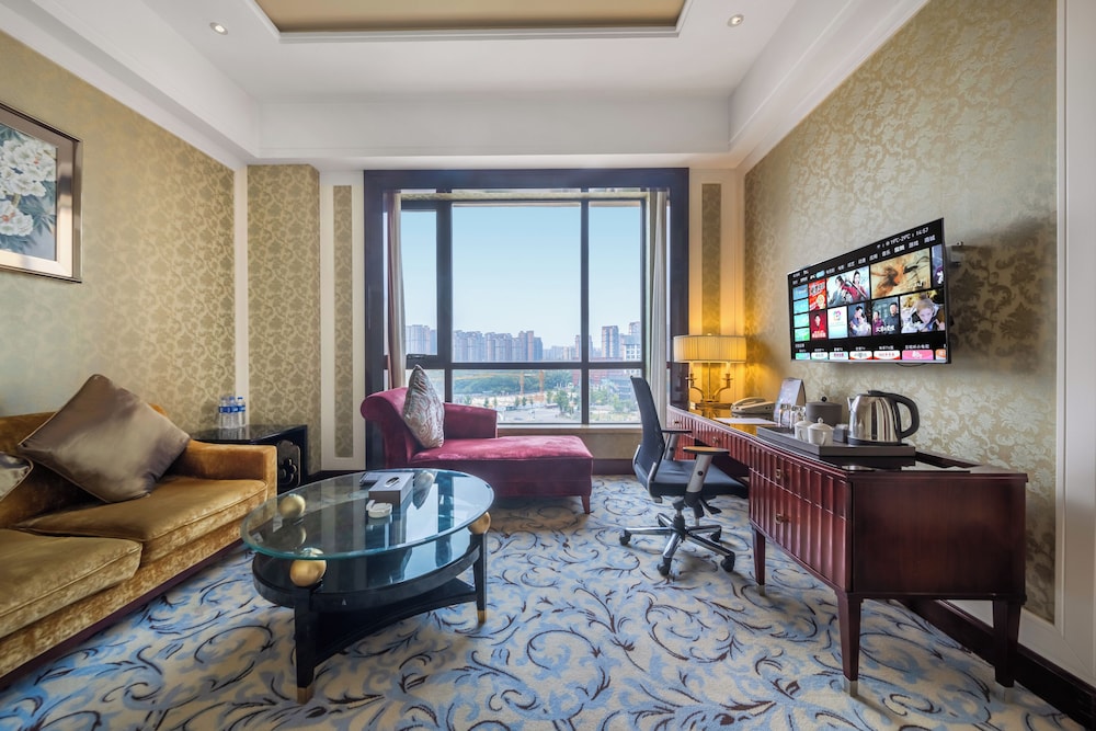 Suite, 1 King Bed (5KS) - Photo 1