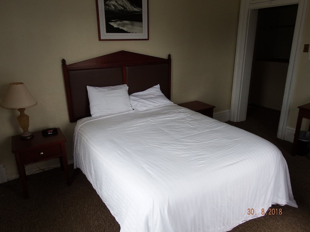 Standard Room, 1 Queen Bed