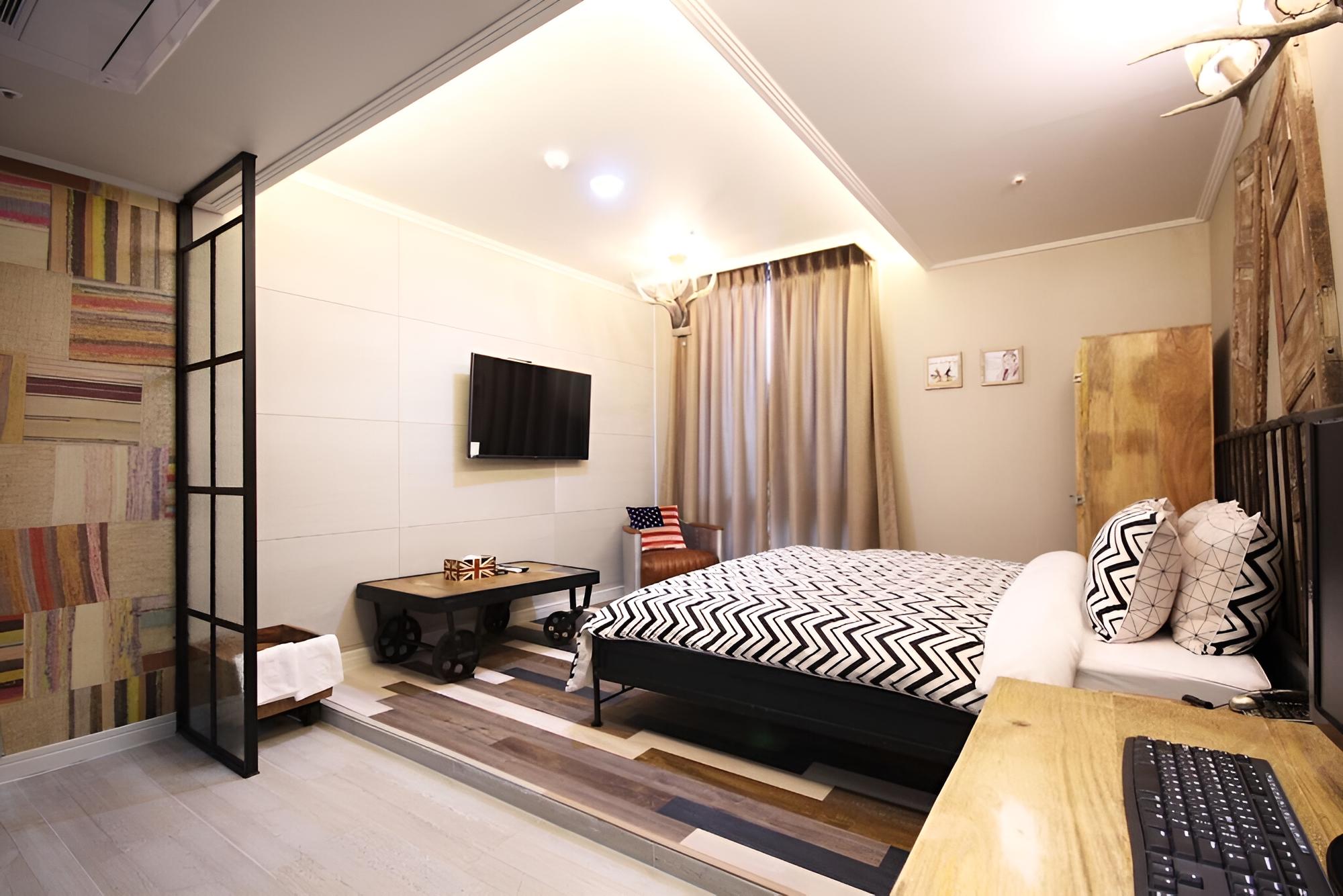 Room (Deluxe- Tue-Fri breakfast provided (N) - Photo 14