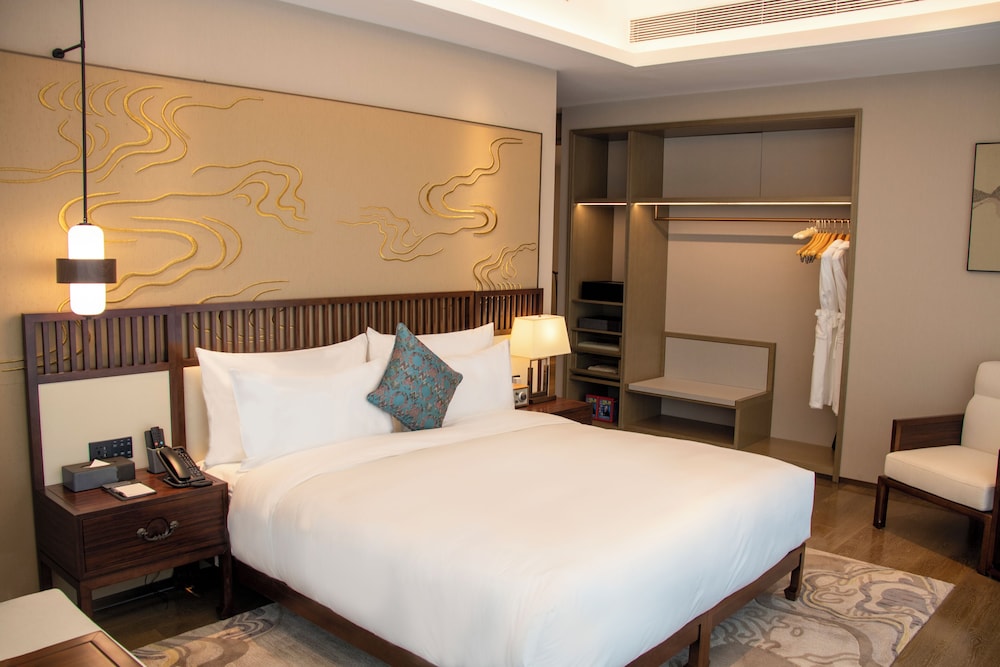 Deluxe Room, 1 Queen Bed