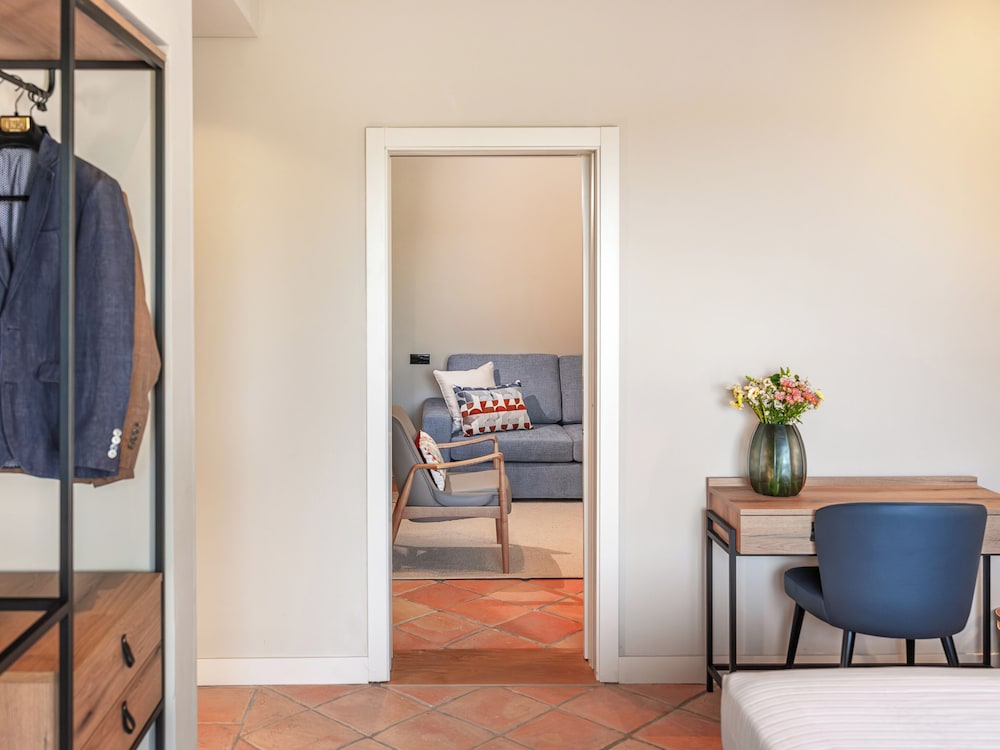 Suite - Photo 9