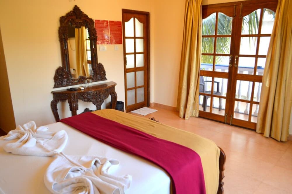 Deluxe with Balcony - Photo 4