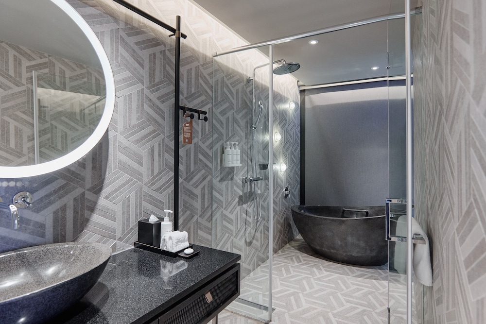Standard Room, 2 Double Beds (Separate Bath Walk in Shower) - Photo 4