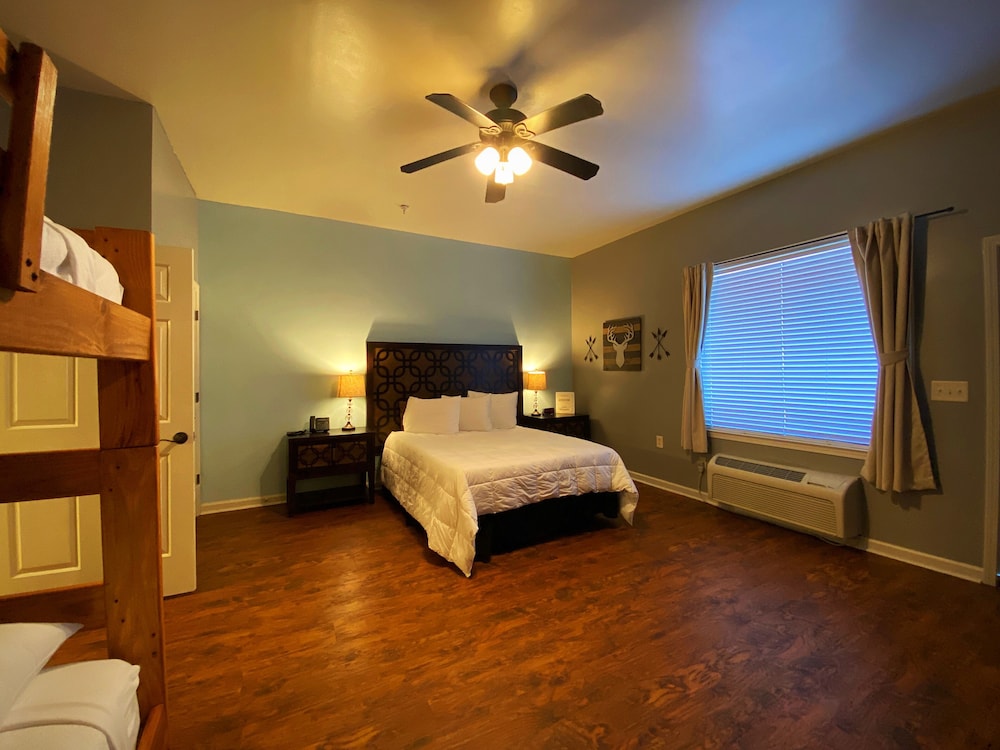 Family Room, 2 Queen Beds, Non Smoking, Creek View