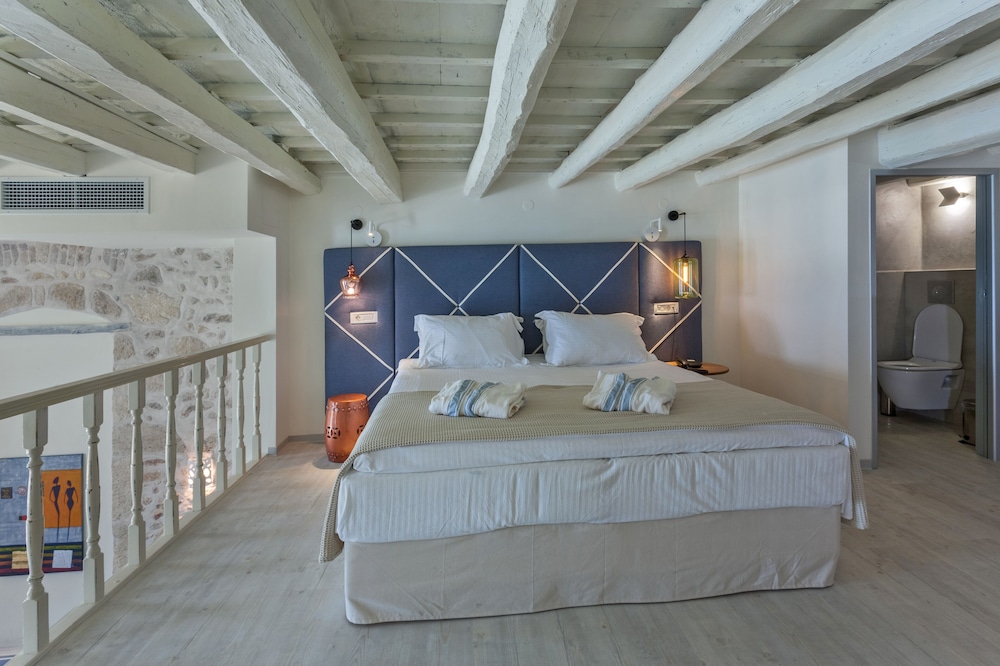 Suite, Pool View (Split Level) photo 2