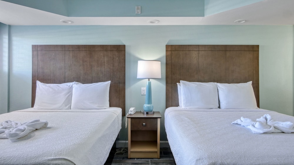 Room, 2 Queen Beds, City View - Photo 3