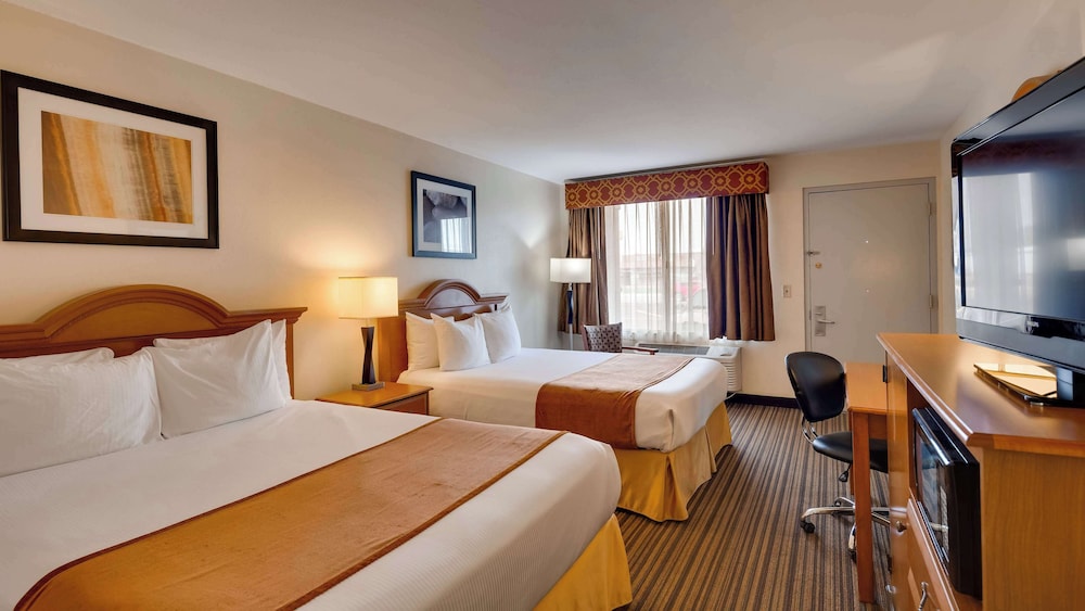 Standard Room, 2 Queen Beds, Non Smoking, Refrigerator & Microwave photo 2