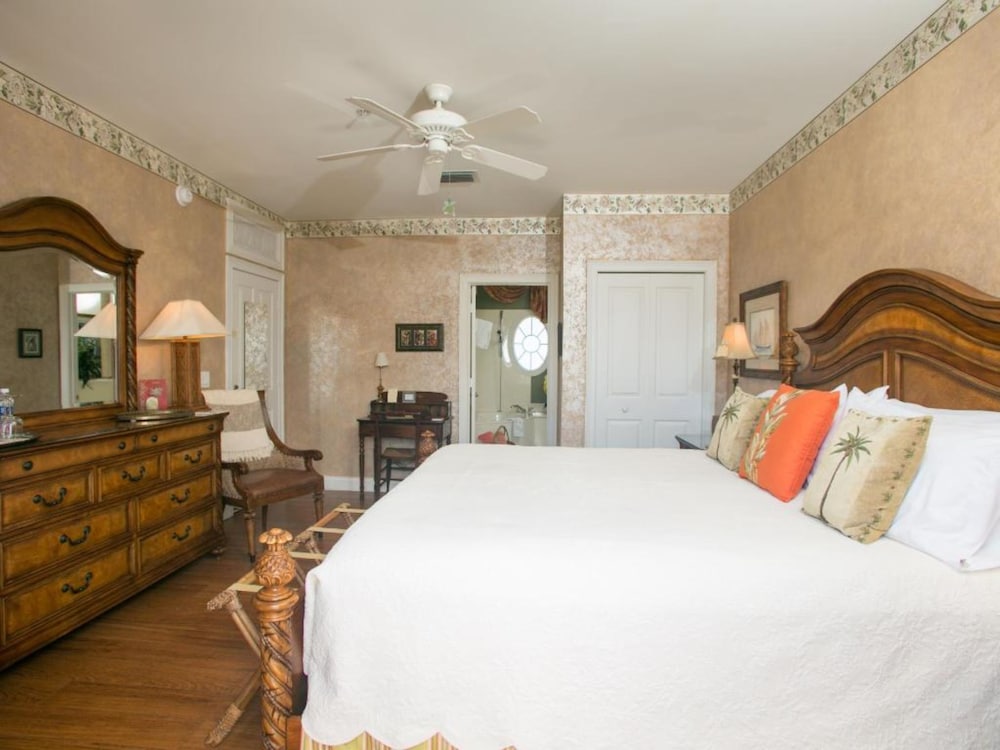 Balcony with Ocean view, 1 King bed, Spa Bath