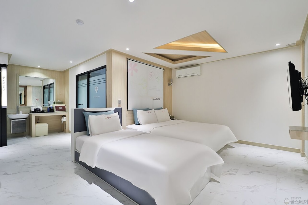 Business Twin Room (Check in/Out 2PM)