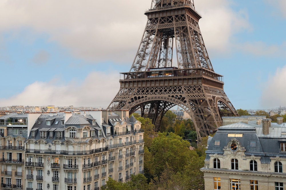 Deluxe Room, 1 King Bed, Balcony, Tower (HighFloor, Eiffel Tower View) thumbnail 5