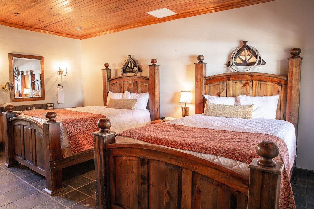 Deluxe Room, 2 Queen Beds (Cavalry) - Photo 1