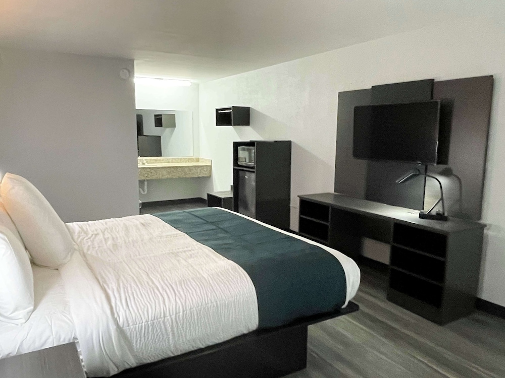 Standard Room, 1 King Bed, Non Smoking, Refrigerator & Microwave