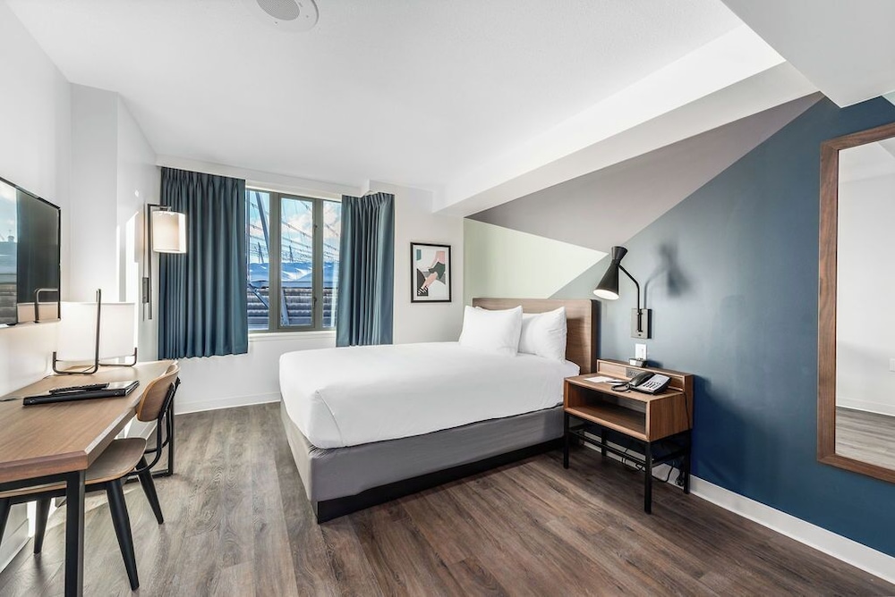 Superior Room, 1 King Bed, Private Bathroom