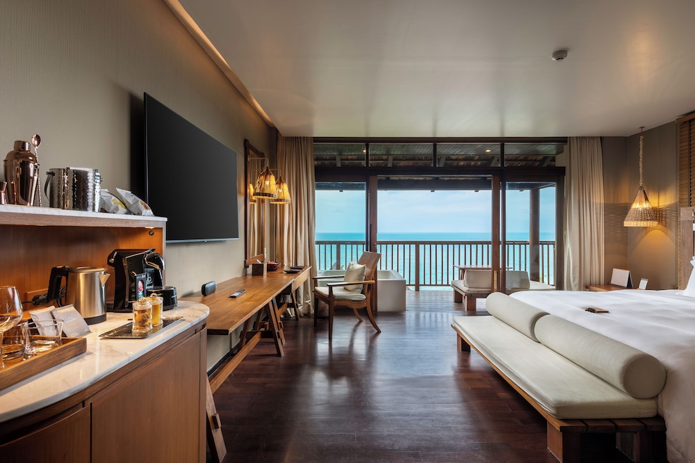Deluxe Room, Jetted Tub, Partial Ocean View - Photo 1