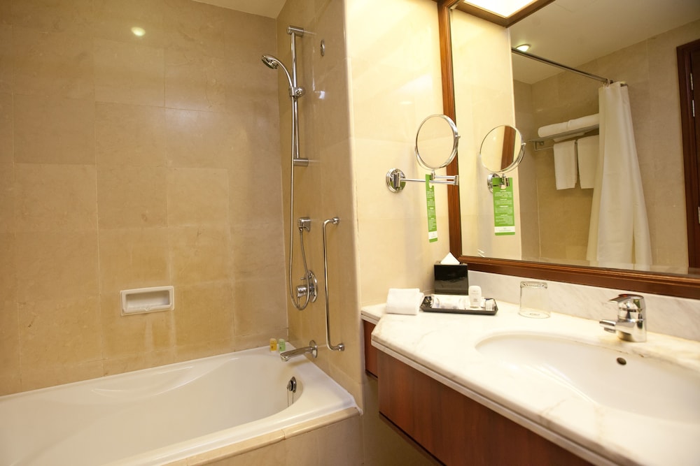Superior City View Room (King Bed) - Photo 4