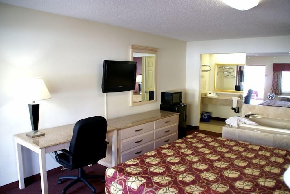 Deluxe Suite, 1 King Bed, Jetted Tub photo 3
