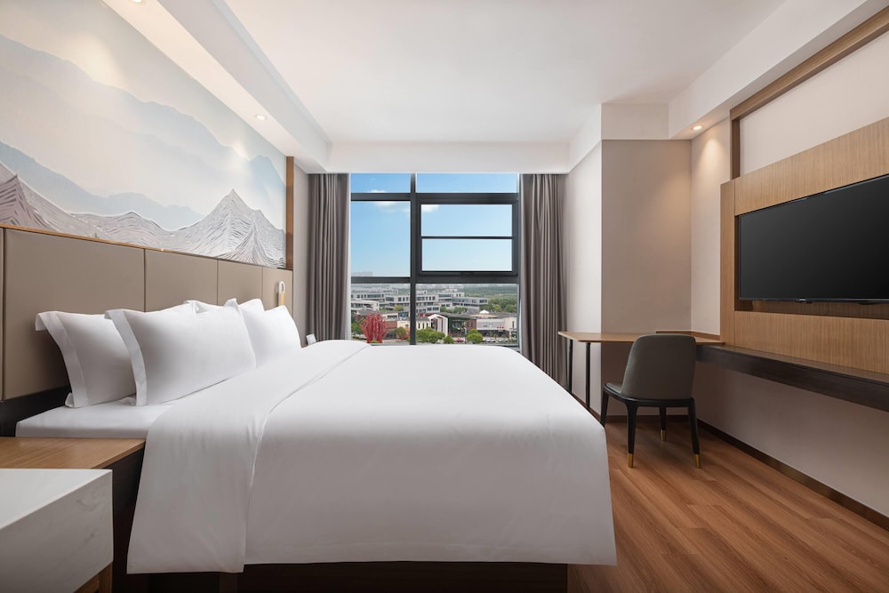 Deluxe Room, 1 King Bed, Non Smoking, Lake View