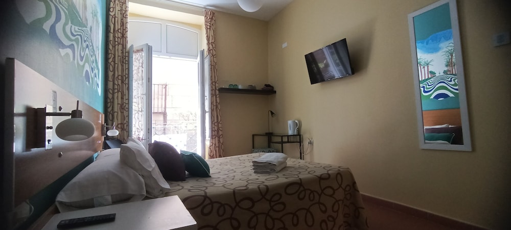 Double Room, Shared Bathroom, City View photo 2