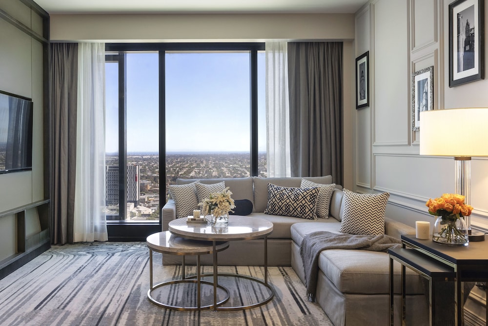 Club Suite, 1 King Bed, Accessible, Club Lounge Access thumbnail 6