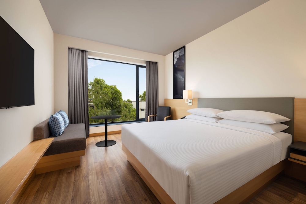 Premium Room, 1 King Bed - Photo 1