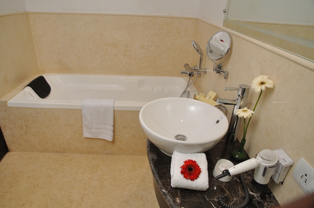 Suite - Photo 3