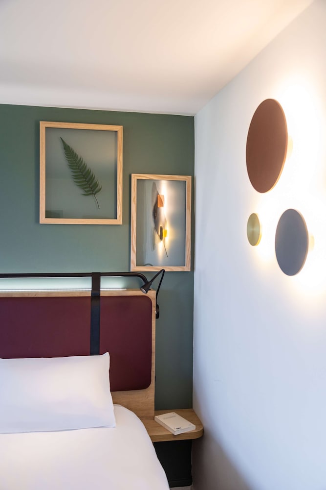 Standard Room, 2 Twin Beds - Photo 9