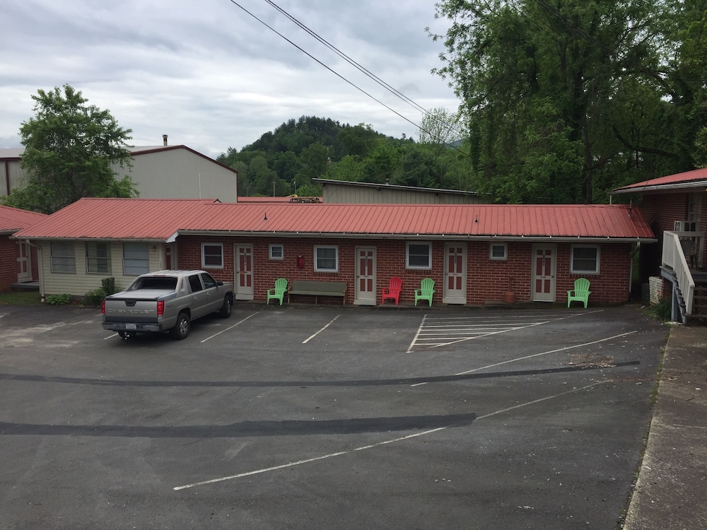 Economy Single Room, 1 Queen Bed, Refrigerator & Microwave