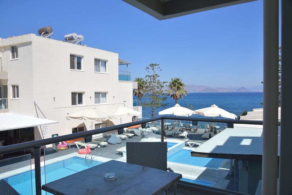 Panoramic Apartment, Pool View, Sea Facing