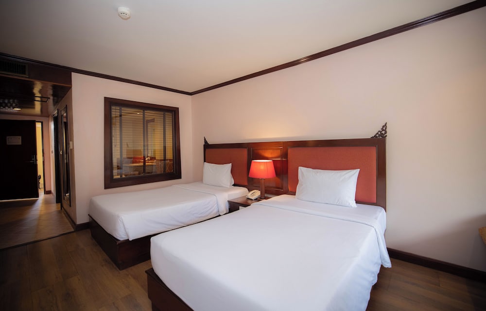 Deluxe Pool View Twin Room with Balcony - Photo 4