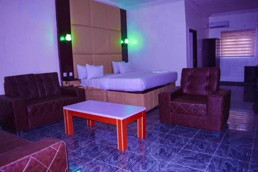 Executive Suite - Photo 5