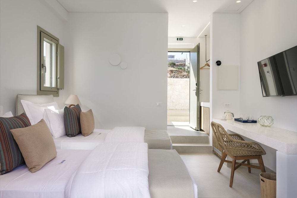 Standard Double or Twin Room, 2 Twin Beds, Lanai, Partial Sea View photo 3