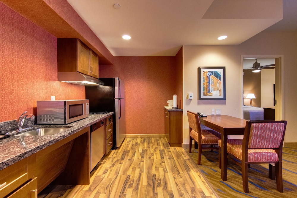 Suite, 1 King Bed, Accessible, Bathtub photo 2