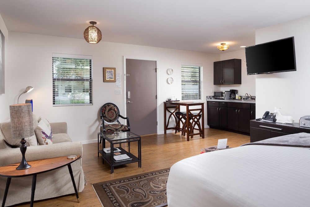 Signature Room, 1 King Bed with Sofa bed, Courtyard View (2) photo 3