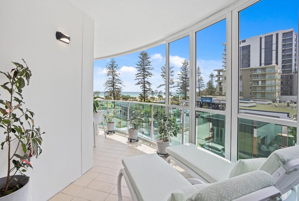 Luxury Beachfront Stay in Kirra photo 3