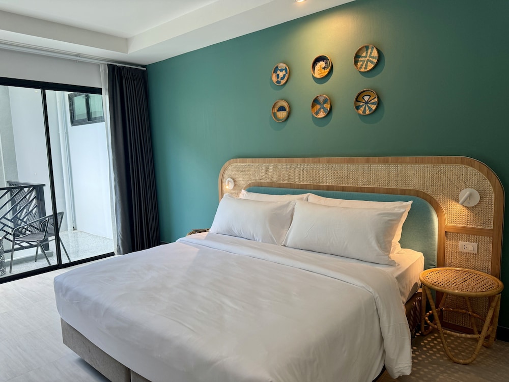 Superior Room, 1 King Bed, Pool View - Photo 8