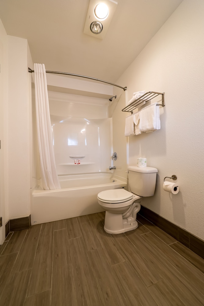 Room, 2 Double Beds - Photo 11