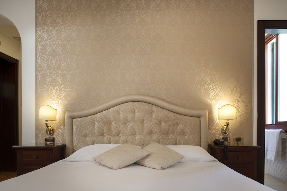 Deluxe Double Room, Canal View photo 3