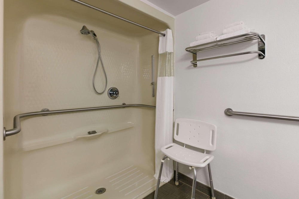Double Bed-Accessible Room-Non-Smoking - Photo 2