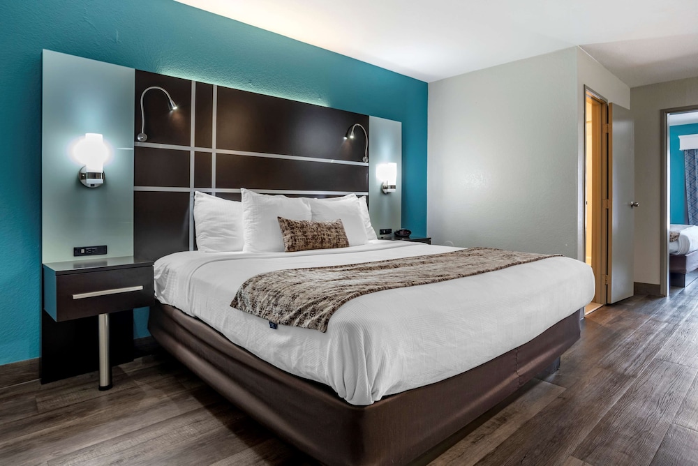 Suite, Multiple Beds, Non Smoking, Refrigerator & Microwave - Photo 1